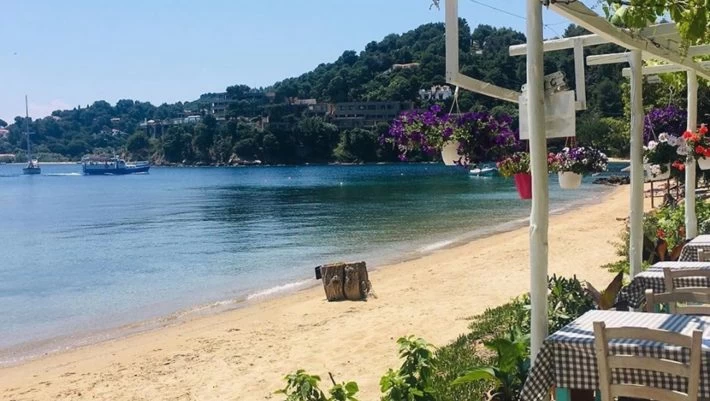 Καταργεί τη λογική: Το ελληνικό νησί-όνειρο που κάθε Ιούλιο ρίχνει τις τιμές του (βίντεο)